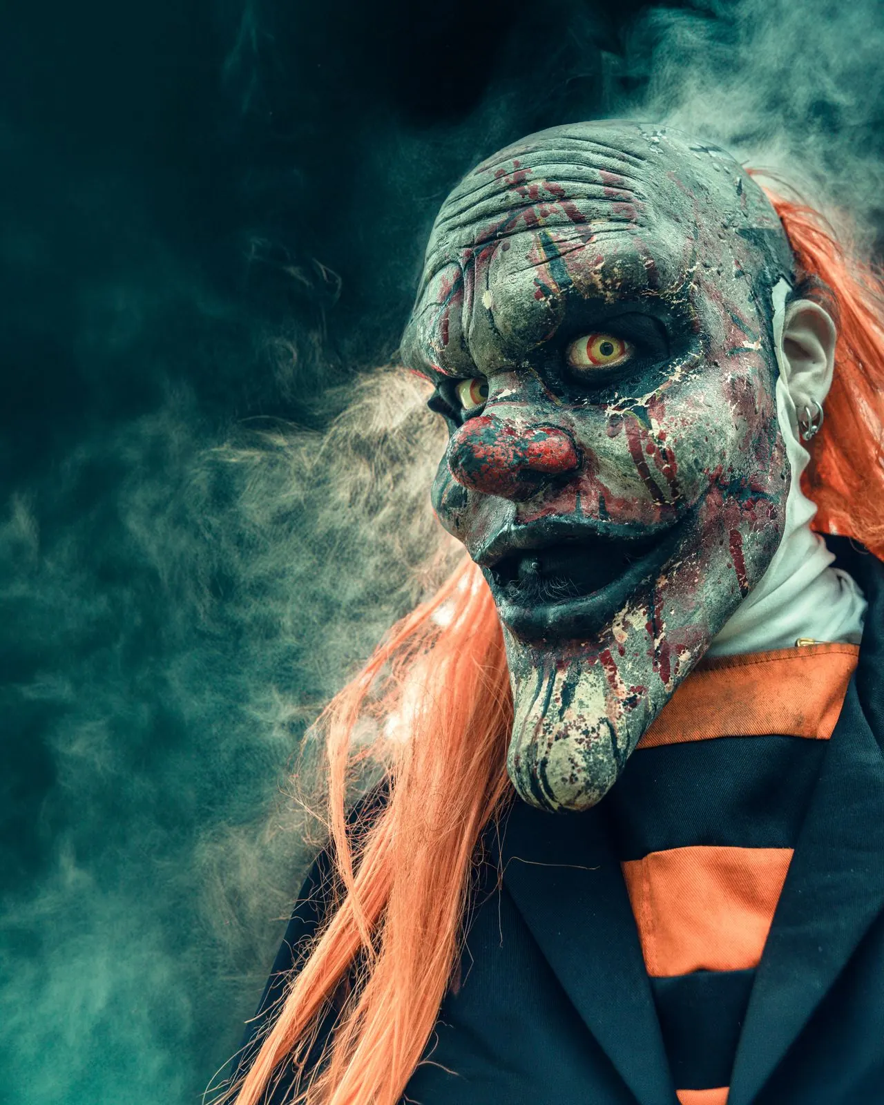 Payaso podrido entre el humo