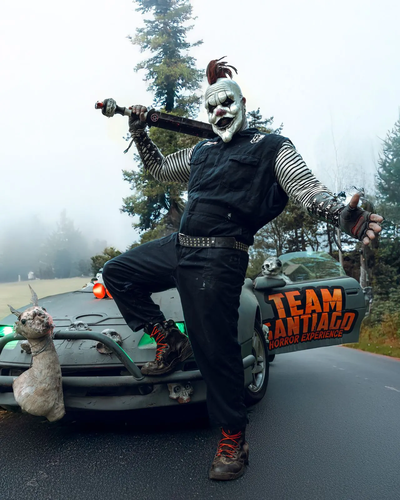 Payaso sobre el auto de Team Santiago